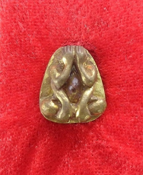 พระปิดตา หลวงพ่อยิด วัดหนองจอก จ.ประจวบคีรีขันธ์ ปี ๒๕๓๗ เนื้อทองทิพย์ สวยครับ