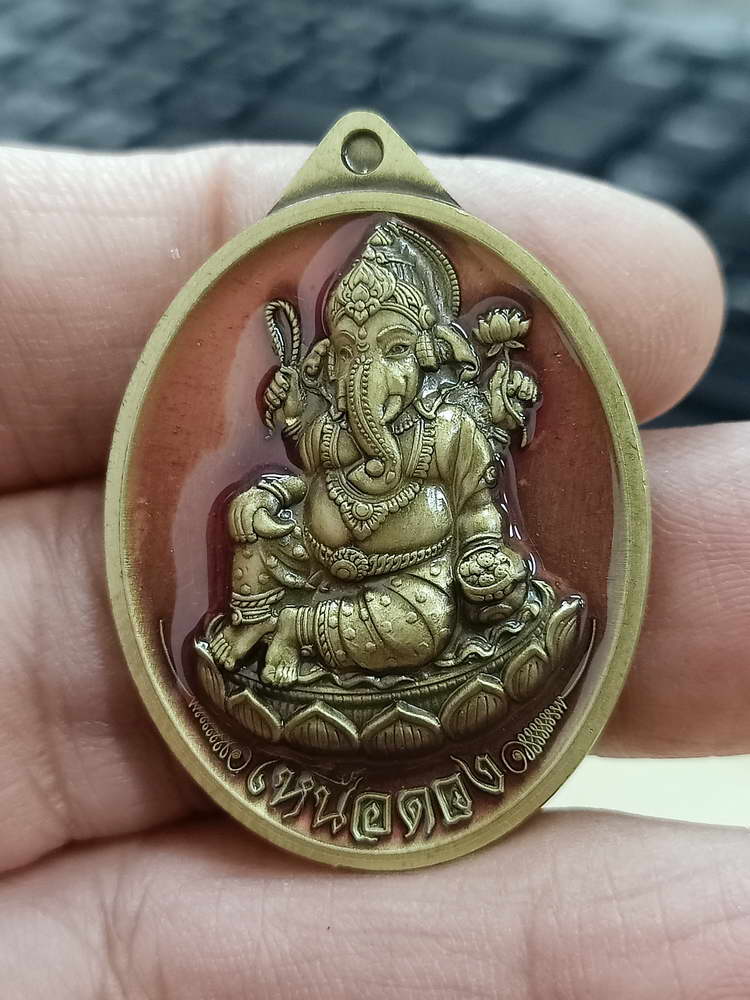 4-607 เหรียญพระพิฆเนศปางเสวยสุข รุ่นเหนือดวง วัดปุดเนียม จ.ศรีสะเกษ 2568 กล่องเดิม ลป.ศิลา/ลพ.ชำนาญ