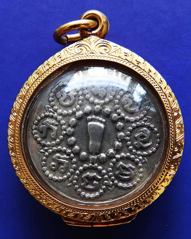 เหรียญรอยพระพุทธบาทเนื้อเงิน สมเด็จพระพุทธโฆษาจารย์ (เจริญ) วัดเขาบางทราย จ.ชลบุรี พ.ศ. 2461 ตลับทอง