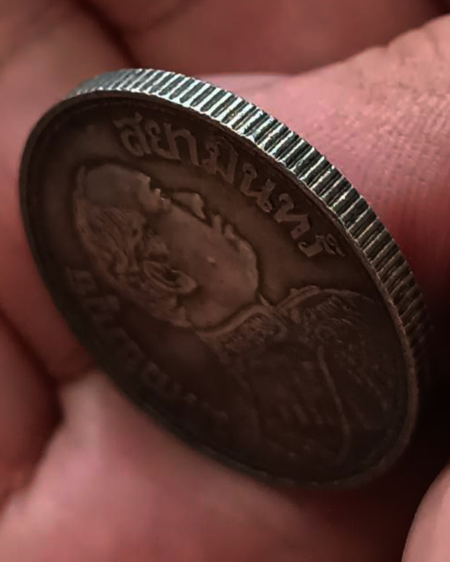 เหรียญหนึ่งบาทเนื้อเงิน (ร.๖) มหาวชิราวุธ สยามินทร์ หลังช้างสามเศียร (ตราไอราพต) สยามรัฐ ๒๔๕๘