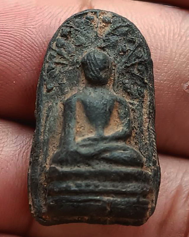 พระคงทรงพระบาง เนื้อดินสีดำ สูง 3 ซ.ม. พระบ้านเก่าเก็บหลายสิบปี