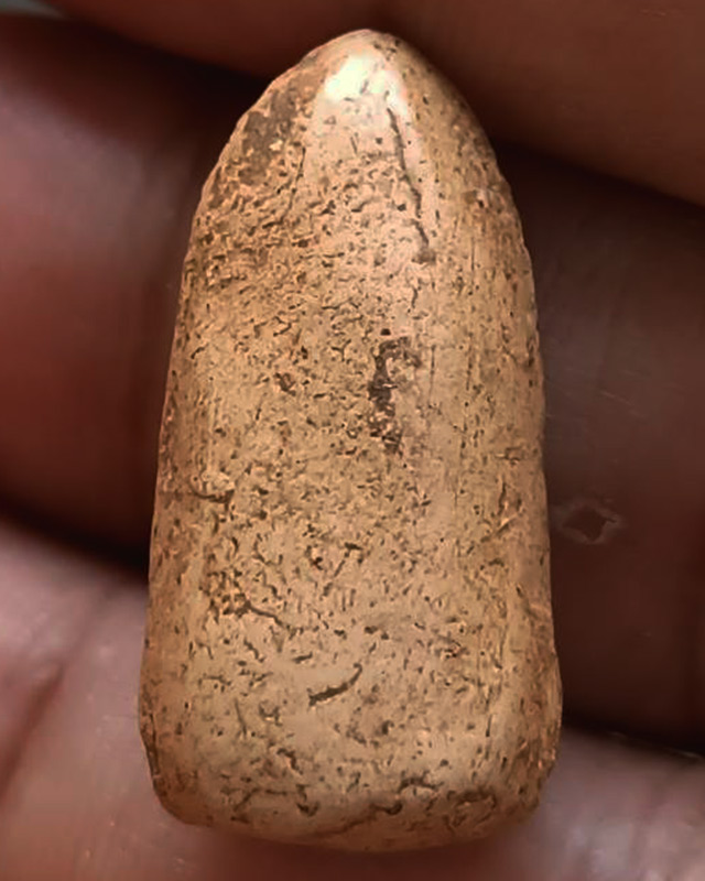 พระรอดเนื้อดิน พระบ้านเก่าเก็บหลายสิบปี ไม่ทราบเกจิท่านใดสร้าง ขนาดสูง 2.5 ซ.ม.