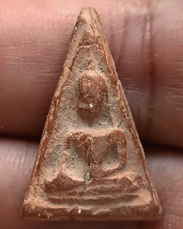 พระนางพญาเนื้อดิน พระบ้านเก่าเก็บหลายสิบปี ไม่ทราบเกจิท่านใดสร้าง ขนาดสูง 2.5 ซ.ม.