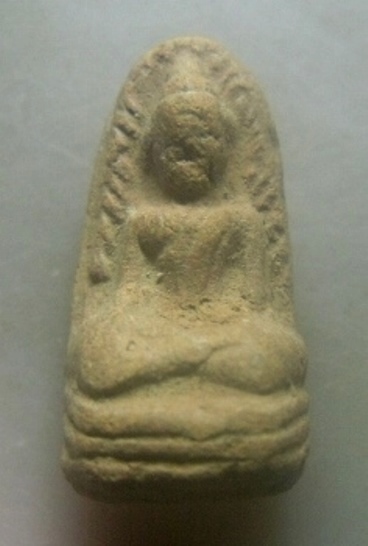 **เบาๆ**พระรอด เนื้อดิน ค่ายอดิศร จ.สระบุรี ปี ๒๕๑๔**หลังปั๊มยันต์ ลพ.ทิม, ลพ.กวย, ลพ.โต๊ะ เสก