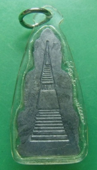 **เบาๆ**พระหูยาน หลังเจดีย์ เนื้อชินเก่า ไม่ทราบที่**เลี่ยมสวยพร้อมใช้ เชิญชมครับ