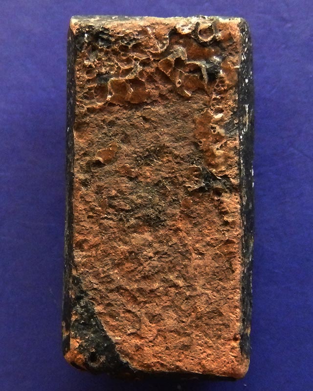 ยันต์ อุ เนื้อดินเผา ลงรัก ยาว 2.5 ซ.ม. พระบ้านเก่าเก็บหลายสิบปี