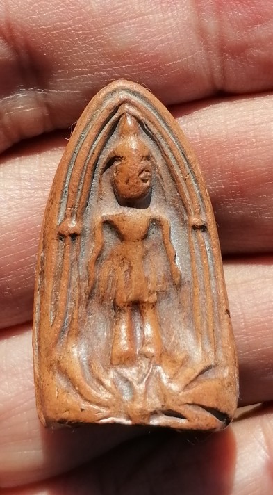 พระร่วงยืน(ปางเปิดโลก) หลวงพ่อกวย วัดโฆสิตาราม จ.ชัยนาท เนื้อดิน​ หลังยันต์เล็ก ยุคต้น เคาะเดียว