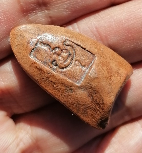 พระร่วงยืน(ปางเปิดโลก) หลวงพ่อกวย วัดโฆสิตาราม จ.ชัยนาท เนื้อดิน​ หลังยันต์เล็ก ยุคต้น เคาะเดียว