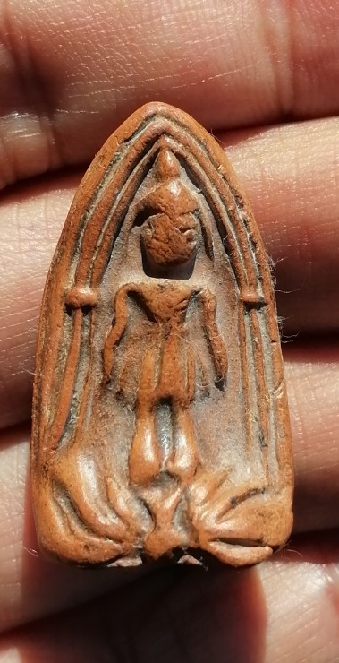 พระร่วงยืน(ปางเปิดโลก) หลวงพ่อกวย วัดโฆสิตาราม จ.ชัยนาท เนื้อดิน​ หลังยันต์ใหญ่ ยุคต้น เคาะเดียว 