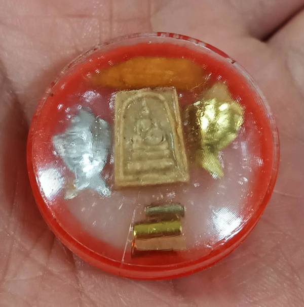 ตลับสีผึ้ง + ปลา + สมเด็จ + ตะกรุด ไม่ทราบที่