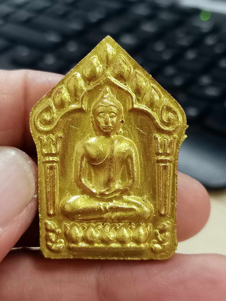 4-542 พระขุนแผนผงพรายกุมารพิมพ์ใหญ่ หลวงพ่อคูณ วัดบ้านไร่ 2557 ทาทอง ตะกรุด 2 ดอก กล่องเดิม