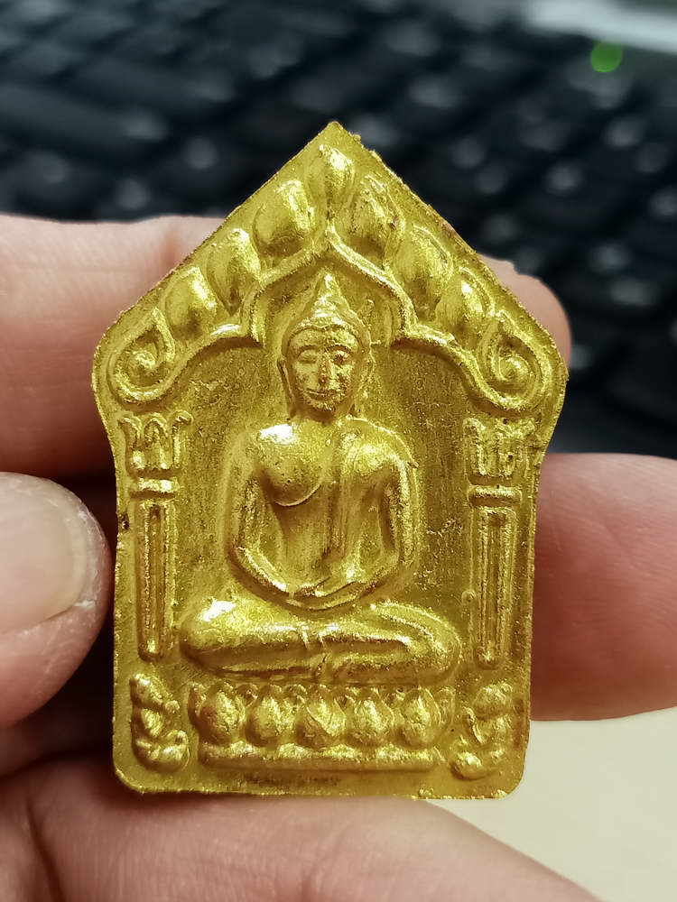 4-546 พระขุนแผนผงพรายกุมารพิมพ์ใหญ่ หลวงพ่อคูณ วัดบ้านไร่ 2557 ทาทอง ตะกรุด 2 ดอก กล่องเดิม