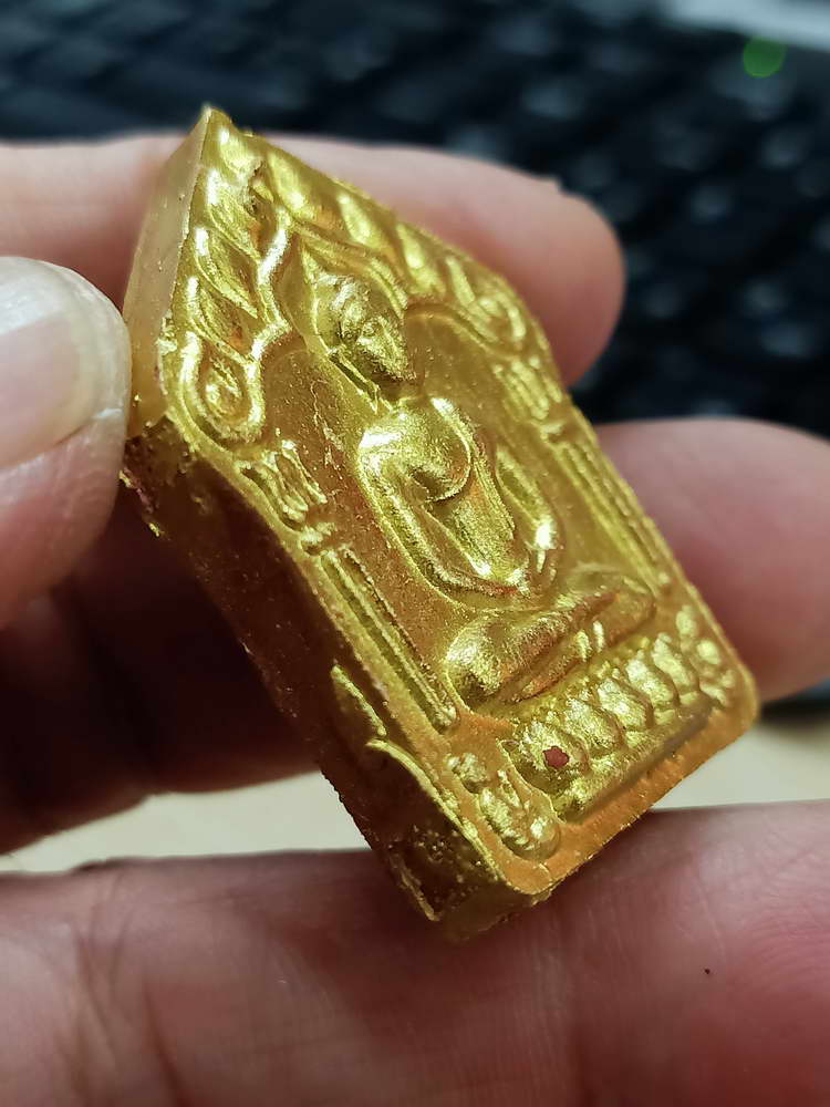 4-543 พระขุนแผนผงพรายกุมารพิมพ์ใหญ่ หลวงพ่อคูณ วัดบ้านไร่ 2557 ทาทอง ตะกรุด 2 ดอก กล่องเดิม