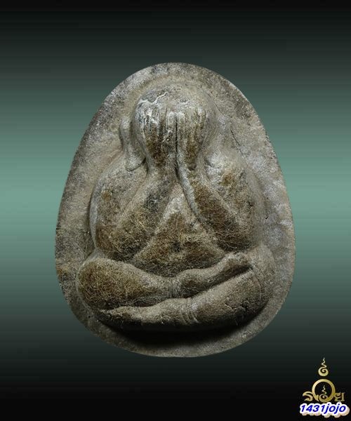 พระปิดตาอุดมทรัพย์ รุ่นช่อฟ้า หลวงพ่อเมี้ยน วัดโพธิ์กบเจา ปี 2535 ด้านหลังมีเกษาและจีวร กล่องวัดเดิม