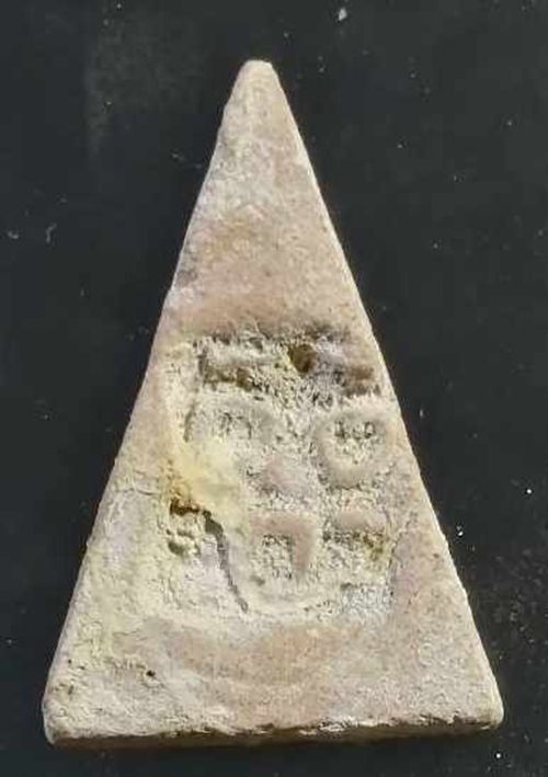 พระนางพญา หลวงปู่ธูป วัดแคนางเลิ้ง เนื้อผงน้ำมัน หลังยันต์ 