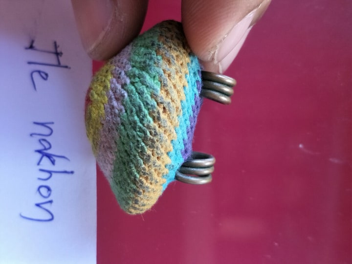 เบี้ยแก้ หลวงปู่เจือ วัดกลางบางแก้ว ถักเชือกลายสีรุ้ง แบบ 2 หู มาตรฐาน บูชาจากวัดโดยตรง เคาะแรกแดง