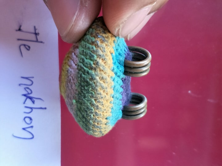 เบี้ยแก้ หลวงปู่เจือ วัดกลางบางแก้ว ถักเชือกลายสีรุ้ง แบบ 2 หู มาตรฐาน บูชาจากวัดโดยตรง เคาะแรกแดง