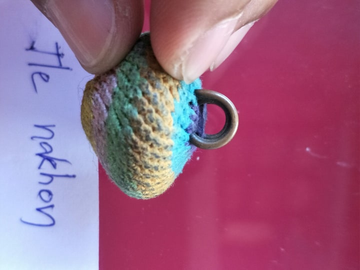 เบี้ยแก้ หลวงปู่เจือ วัดกลางบางแก้ว ถักเชือกลายสีรุ้ง แบบ 2 หู มาตรฐาน บูชาจากวัดโดยตรง เคาะแรกแดง