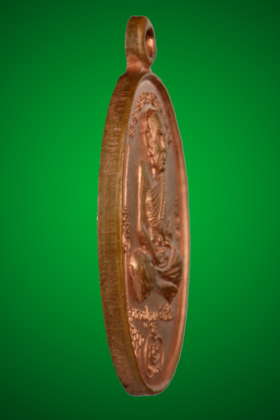 เหรียญรุ่นแรกมนต์พระกาฬ หลวงปู่หมุน ฐิตสีโล สภาพสวยคม ขอบตัดชัดเจน โค้ดเต็มใบ เคาะเดียวแดงครับ