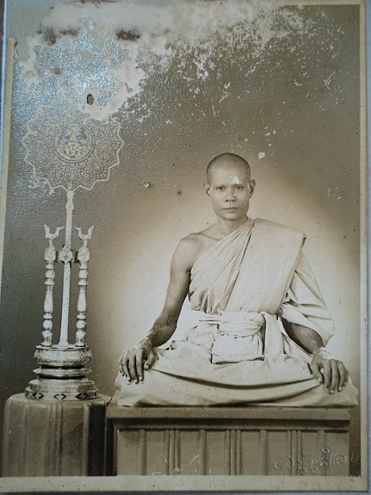 รูปถ่าย หลวงพ่อ พระครูวิจารณ์นวกิจ รูปถ่าย สวยงาม มีปรอท บนการ์ดเดิม