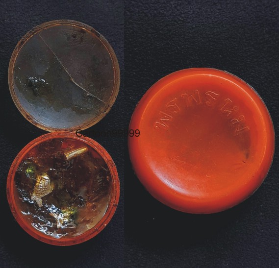 สีผึ้งตลับ พรพรหม สีผึ้งมหาเสน่ห์ หลวงพ่อกวย วัดโฆสิตาราม จ.ชัยนาทครับ ตลับสีผึ้งยุคแรกๆ ครับ