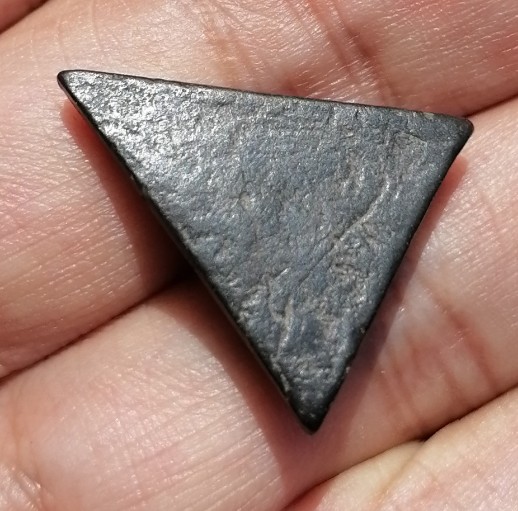 นางกวักหลวงพ่อกวย สามเหลี่ยม พิมพ์เล็ก เนื้อผงใบลาน วัดโฆสิตาราม จ.ชัยนาท ยุคต้น เคาะเดียว   