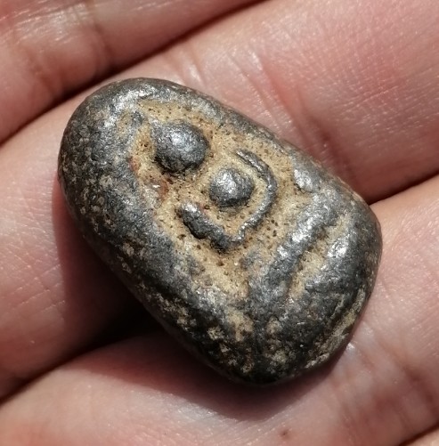 หลวงพ่อเนียม พระพิมพ์เศียรโล้น 2 หน้า เนื้อชิน วัดน้อย จ.สุพรรณบุรี ยุคต้น เคาะเดียว   