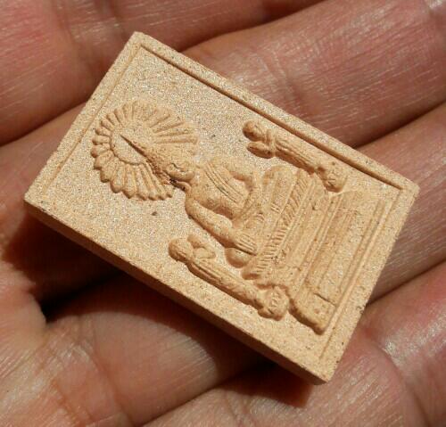 พระผงเนื้อกระเบื้องหลังคาโบสถ์ รุ่นแรก หลวงพ่อพระใส วัดโพธิ์ชัย จ.หนองคาย ปี ๒๕๔๑ เคาะเดียว