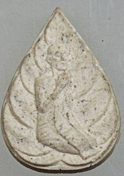 พระผงใบโพธิ์ไหว้ข้าง ๑๐๐ ปี ท่านเจ้าคุณนร ฯ 