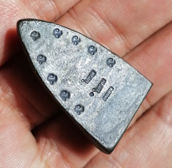 หลวงพ่อทวด พิมพ์เตารีด วัดในหาน เนื้อนวะโลหะ นะ 9 โค๊ด 2 ในหาน 1 กรรมการ จ.ภูเก็ต ปี 2536 เคาะเดียว