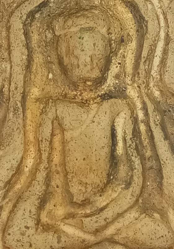 พระลือซุ้มนาค ๑ในพระชุดสกุลลำพูน เนื้อดินเผา