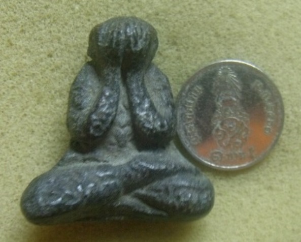 **เบา​ๆ​**พระปิดตาลอยองค์ เนื้อผงคลุกรัก หนึกนุ่ม แห้ง เก่าๆ ไม่ทราบที่**เนื้อจัด สวยๆ