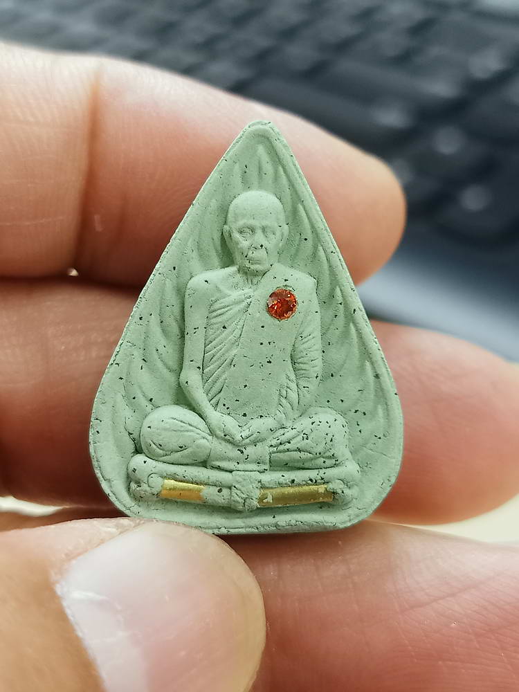 4-748 พระผงน้ำมันใบโพธิ์ รุ่นโพธิ์เจริญทรัพย์ หลวงปู่โต๊ะ วัดถ้ำสิงโตทอง ราชบุรี 2567 กล่องเดิม