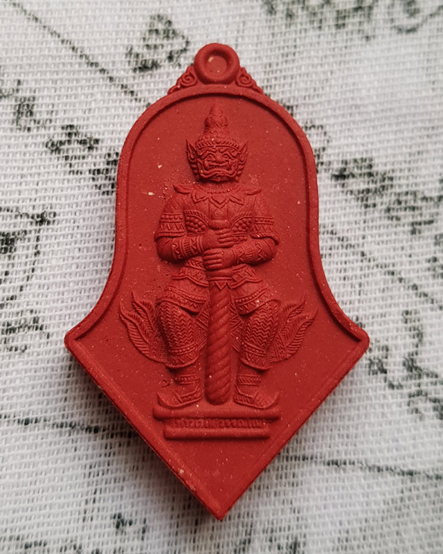 ท้าวเวสสุวรรณ เนื้อผงจูซาแดง รุ่นเทวสถิตย์ ปี63 พิมพ์จำปีใหญ่ จัดสร้างโดย หลวงพ่ออิฏฐ์ วัดจุฬามณี