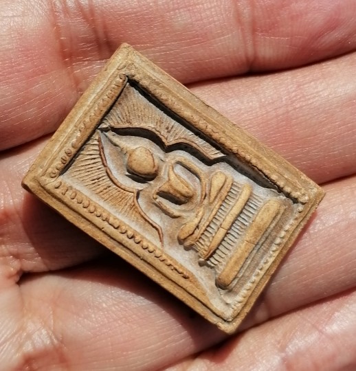 พระสมเด็จแหวกม่าน ไข่ปลาข้างเม็ด หลังเรียบหลวงพ่อกวย วัดโฆสิตาราม ยุคต้น​ เคาะเดียว    