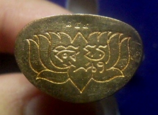 **เบาๆ**พระกริ่งสุคโต หลวงปู่คำบุ วัดกุดชมภู เนื้อทองทิพย์ก้นทองแดง จ.อุบลฯ ปี ๒๕๕๒**ตอกโค้ด กล่องเด