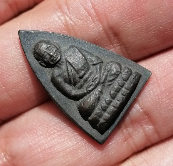 หลวงปู่ทวด​ รุ่น​ ร.ศ.200​ พิมพ์กลีบบัว​ วัดช้างไห้​ จ.ปัตตานี​ ปี​ 2525 เคาะเดียว