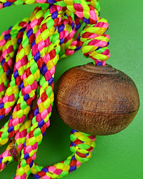 ลูกประคำโทนไม้พญางิ้วดำหลวงปู่สิงห์ วัดบ้านขี้เหล็ก ศรีสะเกษ .B850.