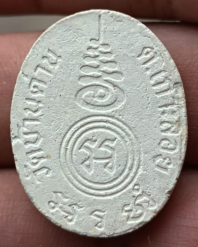 1.พระผงรูปเหมือนพิมพ์รูปไข่หลังยันต์ หลวงพ่อเอีย วัดบ้านด่าน จ.ปราจีนบุรี ขนาดสูง 3 ซ.ม.เศษ