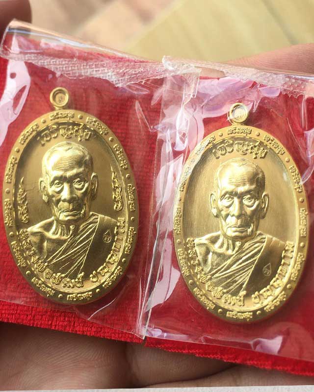 หลวงพ่อพัฒน์ วัดห้วยด้วน จังหวัดนครสวรรค์ รุ่นที่ระลึกร่วมสร้างกุฏิสงฆ์ เจริญสุข แพคคุ่ 2 องค์ + กล่