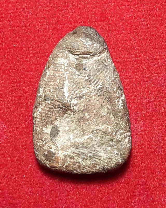 พระยอดธง หรือ พระนางพญาแขนอ่อน กรุวัดพญาดำ สุโขทัย เนื้อดิน