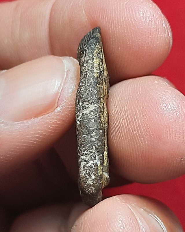 พระยอดธง หรือ พระนางพญาแขนอ่อน กรุวัดพญาดำ สุโขทัย เนื้อดิน