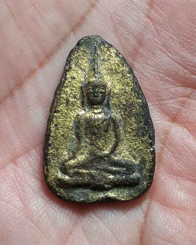 พระยอดธง หรือ พระนางพญาแขนอ่อน กรุวัดพญาดำ สุโขทัย เนื้อดิน