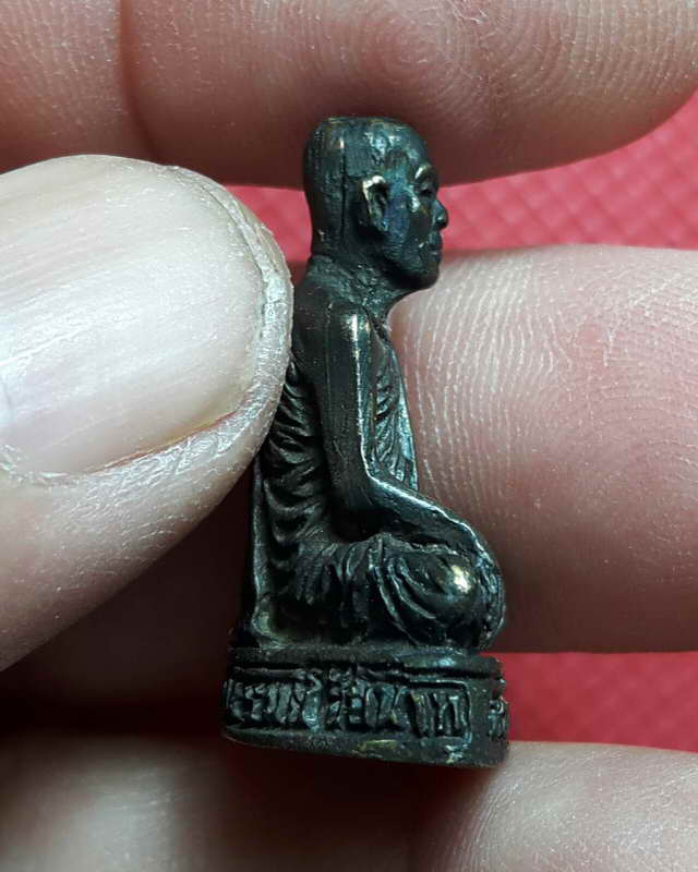 รูปหล่อรุ่น๑หลวงพ่อตี๋ วัดโพธิพิทักษ์ อ.มโนรมย์ จ.ชัยนาท ปี ๒๕๓๗ (เคาะเดียวแดง)