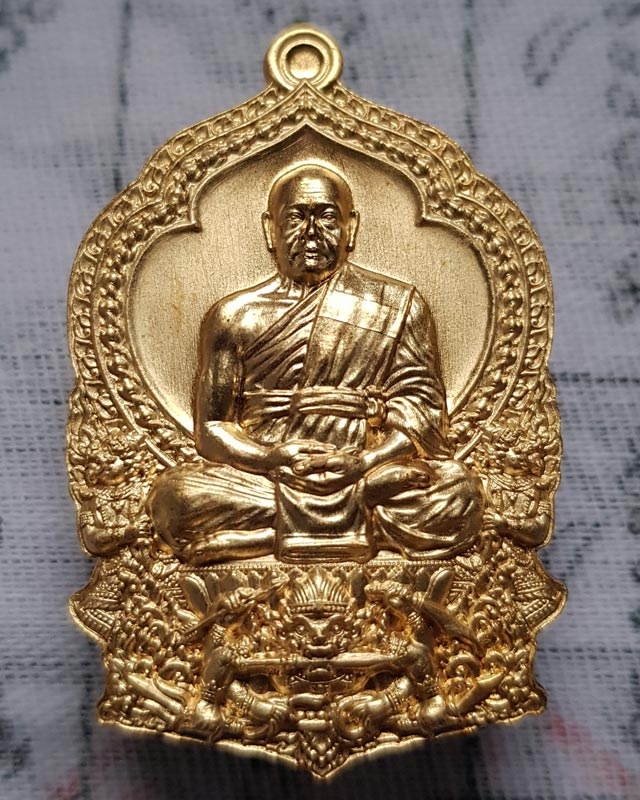 เหรียญนั่งพาน สร้างบารมี พระมหาสุรศักดิ์ วัดประดู่พระอารามหลวง จ.สมุทรสงคราม ปี2564 เนื้อสัตตะ