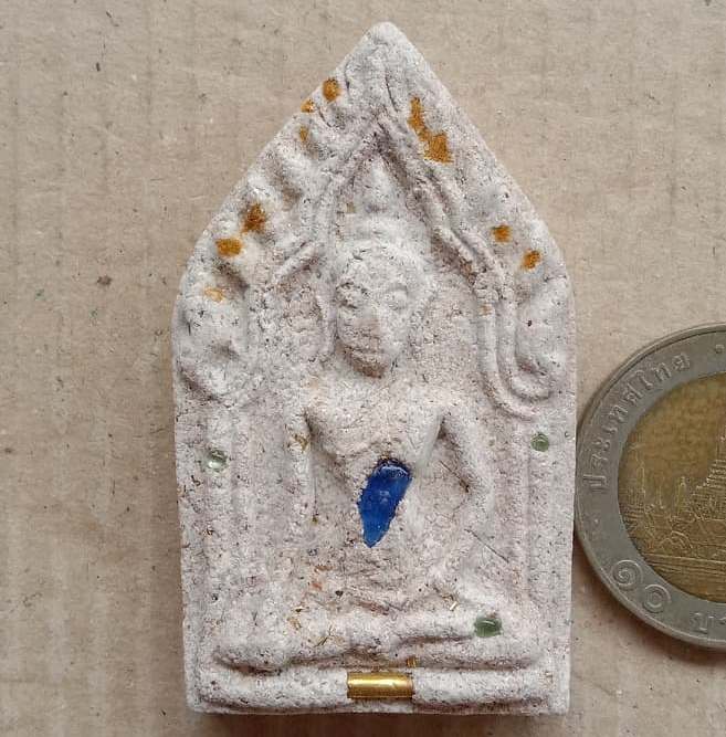 ขุนแผนรวมแร่กายสิทธิ์ ฝังตะกรุด 1 ดอก พร้อมพลอยกายสิทธิ์ และ เส้นเกศา ผสมจีวร ของหลวงปู่มหาศิลา สิริ