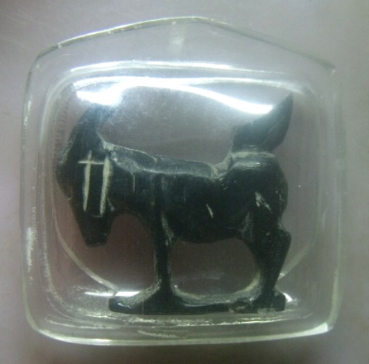 **เบา​ๆ​**แพะเขาควายแกะ มีจารยันต์ เก่าๆ ไม่ทราบที่**เลี่ยมจับขอบ สวยๆ เชิญชมครับ