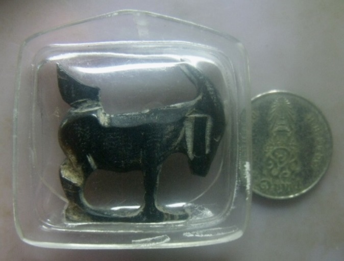 **เบา​ๆ​**แพะเขาควายแกะ มีจารยันต์ เก่าๆ ไม่ทราบที่**เลี่ยมจับขอบ สวยๆ เชิญชมครับ