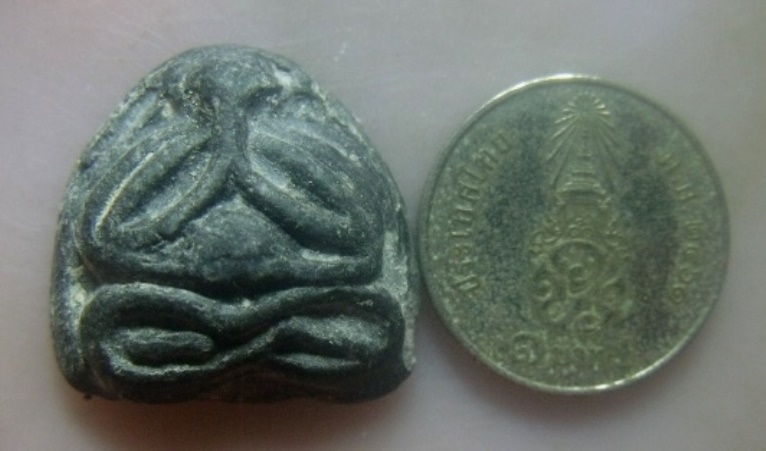 **เบาๆ**พระปิดตา เนื้อผงใบลาน หลังตราสมอเรือ เก่าๆ ไม่ทราบที่**เนื้อจัด สวยๆ เชิญชมครับ