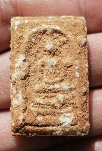 สมเด็จบางขุนพรหมแช่น้ำมนต์​ พิมพ์ฐานแซม วัดบางขุนพรหม​ พร้อมกล่องเดิม ปี 2547 เคาะเดียว